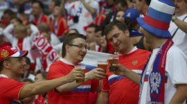 Болельщики пьют пиво на стадионе