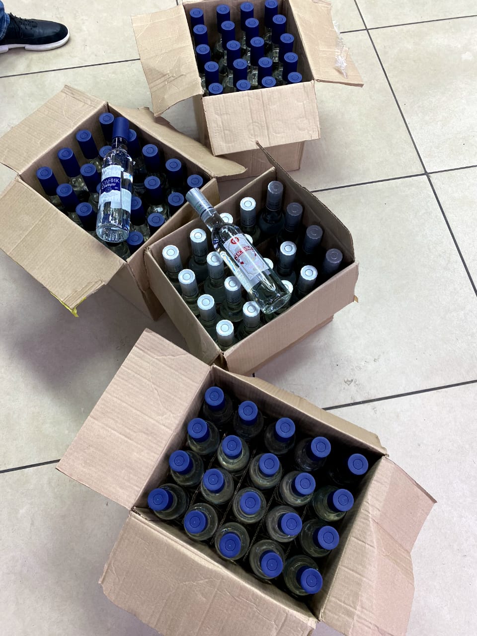 На подпольном заводе в Башкирии нашли 70 тысяч бутылок поддельной водки