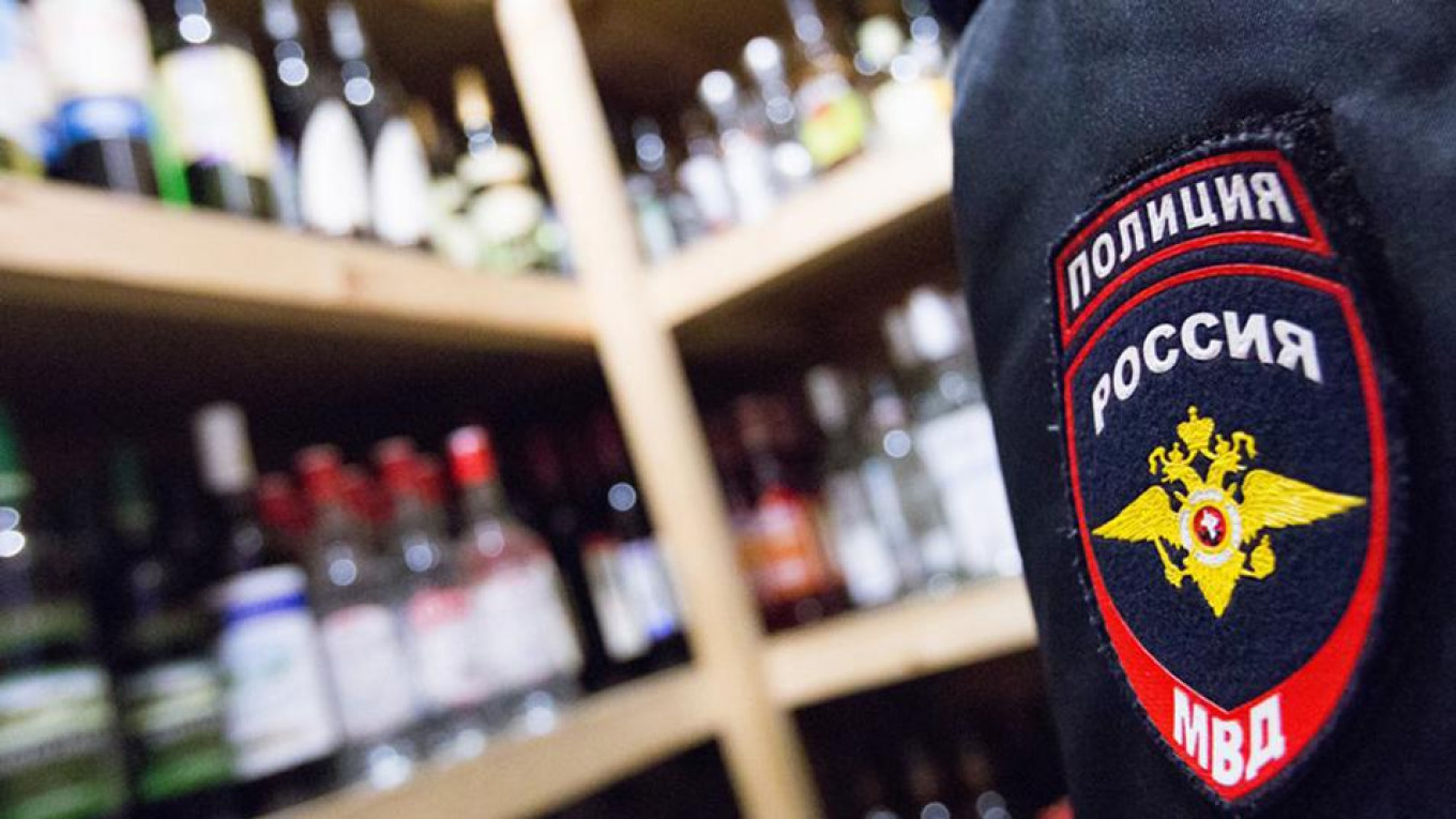 Почти 1 тыс. литров нелегального алкоголя изъяли в Ростовском области